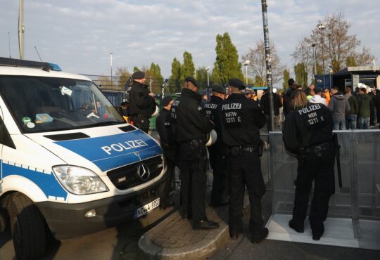 Polizei in Gelsenkirchen vor der Veltins-Arena.