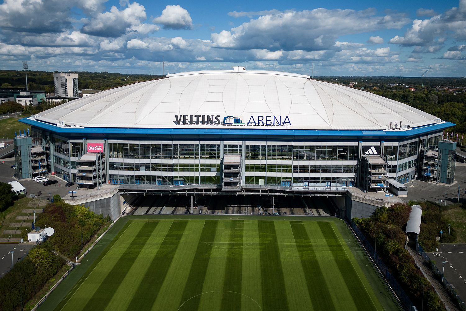 Luftbild der Veltins-Arena mit ausgefahrenem Rasen.
