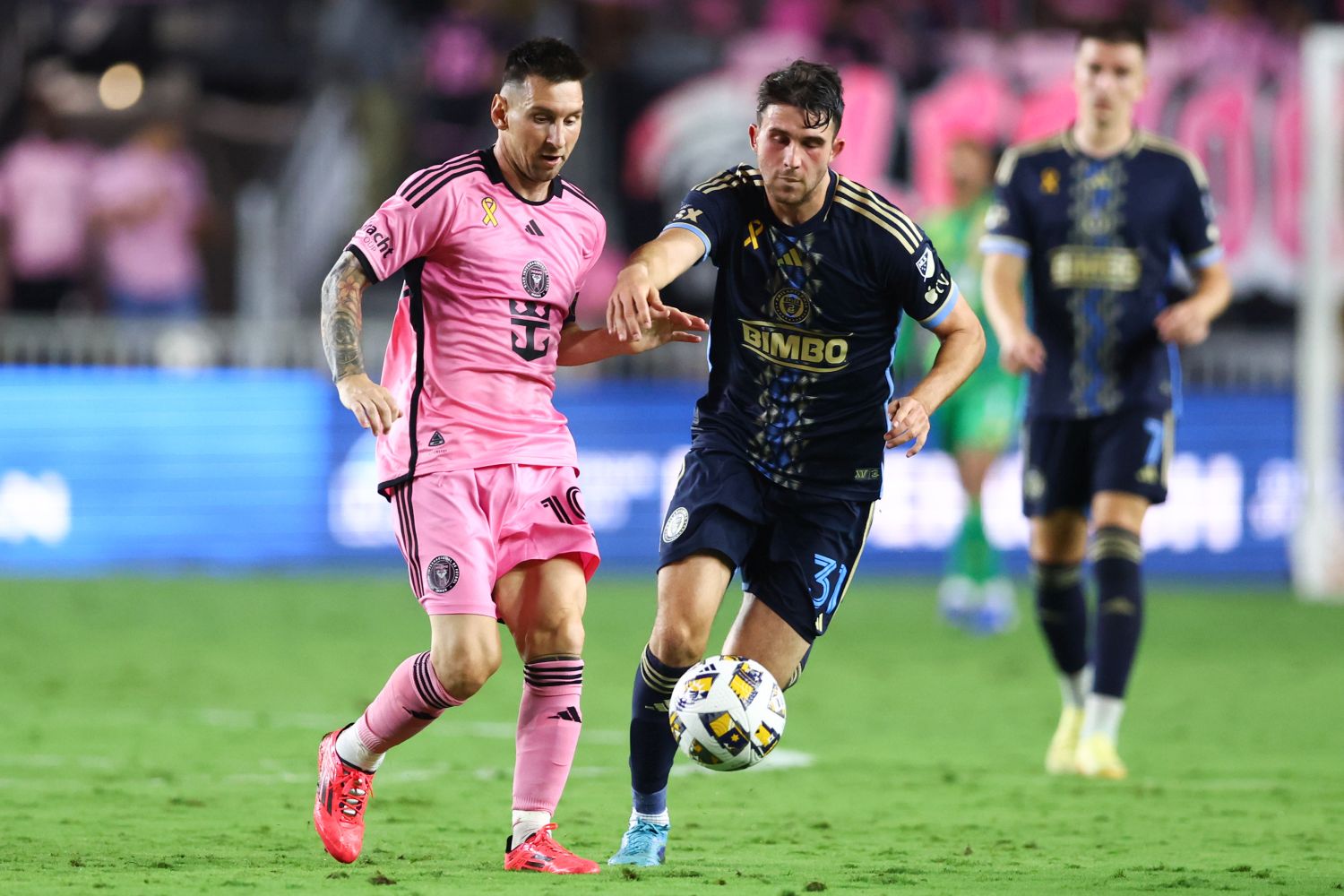 Leon Flach für Philadelphia gegen Lionel Messi von Miami.