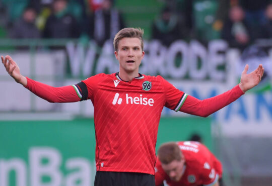 15.12.2024, xblx, Fussball 2.Bundesliga, Spvgg Greuther Fuerth - Hannover 96 emspor, v.l. Fabian Kunze Hannover 96, gibt Anweisungen, gestikuliert, mit den Armen gestikulieren gives instructions, gesticulate. DFL/DFB REGULATIONS PROHIBIT ANY USE OF PHOTOGRAPHS as IMAGE SEQUENCES and/or QUASI-VIDEO Fuerth *** 15 12 2024, xblx, Fuﬂball 2 Bundesliga, Spvgg Greuther Fuerth Hannover 96 emspor, v l Fabian Kunze Hannover 96 , gibt Anweisungen, gestikuliert, mit den Armen gestikulieren gives instructions, gesticulate DFL DFB REGULATIONS PROHIBIT ANY USE OF PHOTOGRAPHS as IMAGE SEQUENCES and or QUASI VIDEO Fuerth