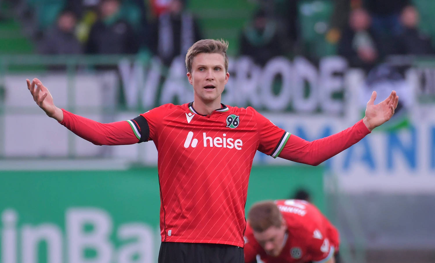 15.12.2024, xblx, Fussball 2.Bundesliga, Spvgg Greuther Fuerth - Hannover 96 emspor, v.l. Fabian Kunze Hannover 96, gibt Anweisungen, gestikuliert, mit den Armen gestikulieren gives instructions, gesticulate. DFL/DFB REGULATIONS PROHIBIT ANY USE OF PHOTOGRAPHS as IMAGE SEQUENCES and/or QUASI-VIDEO Fuerth *** 15 12 2024, xblx, Fuflball 2 Bundesliga, Spvgg Greuther Fuerth Hannover 96 emspor, v l Fabian Kunze Hannover 96 , gibt Anweisungen, gestikuliert, mit den Armen gestikulieren gives instructions, gesticulate DFL DFB REGULATIONS PROHIBIT ANY USE OF PHOTOGRAPHS as IMAGE SEQUENCES and or QUASI VIDEO Fuerth