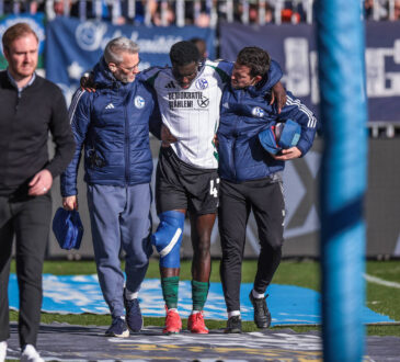 23.02.2025, Fussball, Saison 2024/2025, 2. Bundesliga, 23. Spieltag, SV Darmstadt 98 - FC Schalke 04, Zaid Amoussou-Tchibara FC Schalke 04 geht verletzt vom Platz. Darmstadt Bˆllenfalltor Hessen Deutschland xRHR-FOTO/YYx *** 23 02 2025, Soccer, Season 2024 2025, 2 Bundesliga, Matchday 23, SV Darmstadt 98 FC Schalke 04, Zaid Amoussou Tchibara FC Schalke 04 leaves the pitch injured Darmstadt Bˆllenfalltor Hessen Germany xRHR PHOTO YYx Copyright: RHR-FOTOx RHR-FOTO/YY