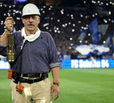 Klaus Herzmanatus mit Grubenlampe in der Veltins-Arena.