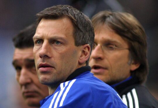 Frank Neubarth als Trainer von Schalke 04.
