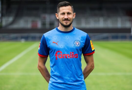 Steven Skrzybski im Trikot von Holstein Kiel