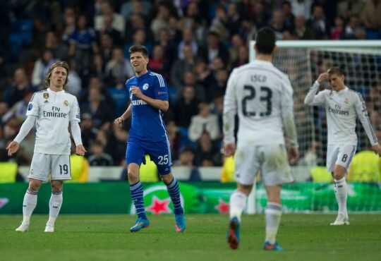 Klaas-Jan Huntelaar jubelt über sein Tor für Schalke bei Real Madrid.