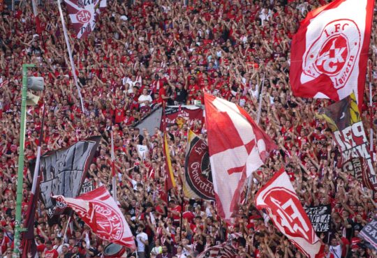 Fans des 1. FC Kaiserslautern im Fritz-Walter-Stadion