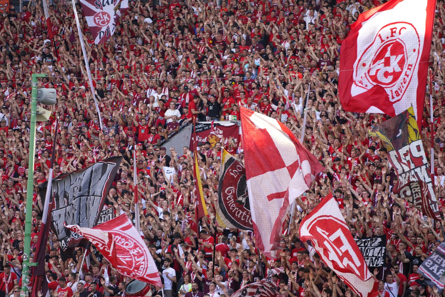 Fans des 1. FC Kaiserslautern im Fritz-Walter-Stadion