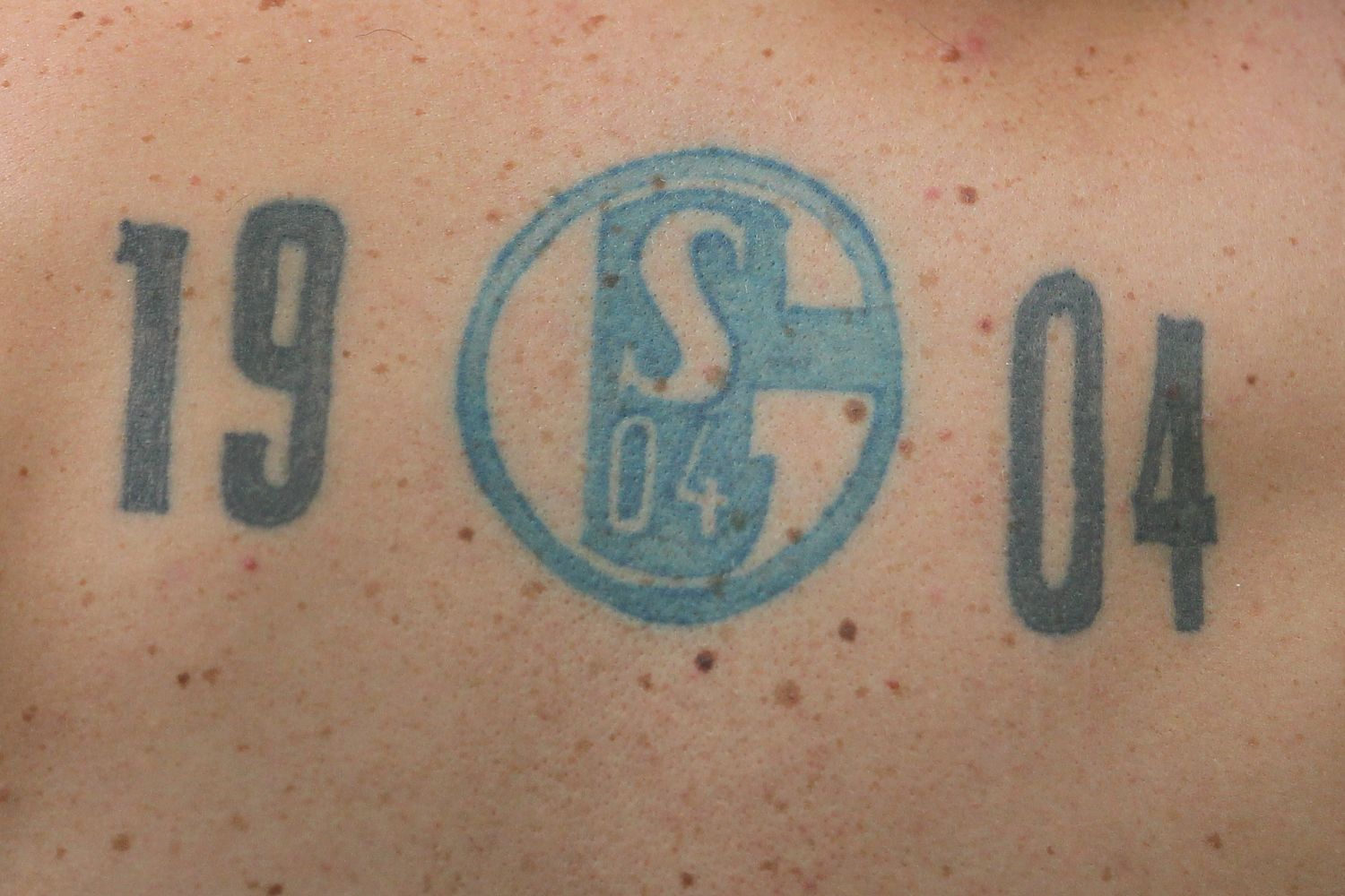 Schalke-Tattoo eines Fans.