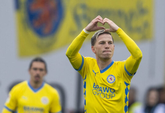 19.04.2025, Eintracht Braunschweig-1. FC Kaiserslautern, 2. Fuﬂball-Bundesliga, im Eintracht-Stadion. Braunschweigs Lino Tempelmann jubelt nach seinem Tor zum 1:0. Wichtiger Hinweis: Gemaess den Vorgaben der DFB und der DFL ist es untersagt, in dem Stadion und/oder vom Spiel angefertigte Fotoaufnahmen in Form von Sequenzbildern und/oder videoaehnlichen Fotostrecken zu verwerten bzw. verwerten zu lassen. *** 19 04 2025, Eintracht Braunschweig 1 FC Kaiserslautern, 2 Fuﬂball Bundesliga, at Eintracht Stadion Braunschweig Lino Tempelmann cheers after his goal for 1 0 Important note According to the regulations of the DFB and the DFL, it is prohibited to use or have used photographs taken in the stadium and or of the match in the form of sequential images and or video-like photo series Copyright: xDavidxInderliedx