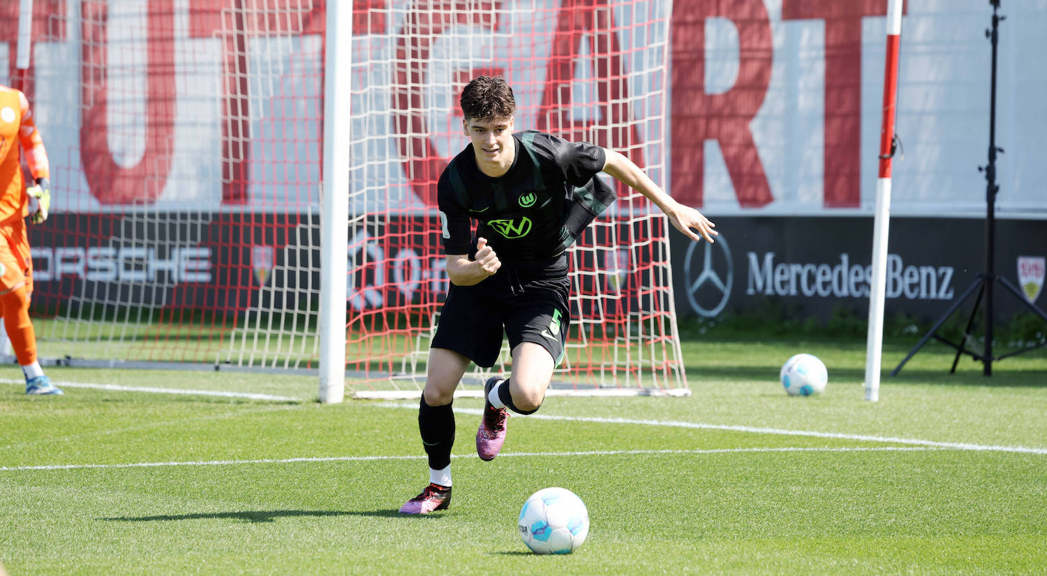 09.04.25 U19 VfB Stuttgart - U19 VfL Wolfsburg Deutschland, Stuttgart, 09.04.2025, Fussball, U19-DFB-Nachwuchsliga, U19 VfB Stuttgart - U19 VfL Wolfsburg: Amar Ibrisimovic VfL Wolfsburg. *** 09 04 25 U19 VfB Stuttgart U19 VfL Wolfsburg Germany, Stuttgart, 09 04 2025, Football, U19 DFB Youth League, U19 VfB Stuttgart U19 VfL Wolfsburg Amar Ibrisimovic VfL Wolfsburg