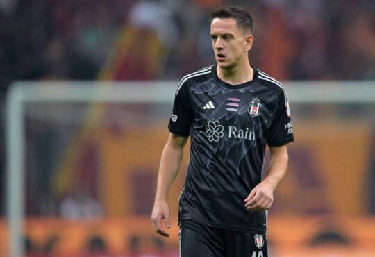 ISTANBUL - Amir Hadziahmetovic of Besiktas JK during the Turkish Super Lig match between Galatasaray AS and Besiktas AS at Rams Global Stadium on October 21, 2023 in Istanbul, Turkey. ANP Hollandse Hoogte GERRIT VAN COLOGNE Turkish Super Lig 2023/2024 xVIxANPxSportx/xGerritxvanxKeulenxIVx 482292520 originalFilename: 482292520.jpg