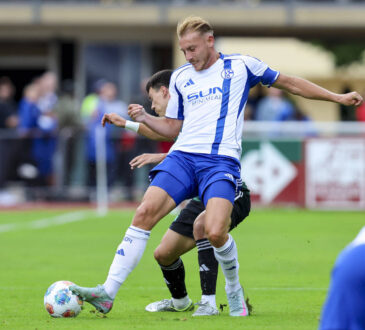 Facundo Pellistri Panathinaikos Athen und Timo Becker FC Schalke 04 kaempfen um den Ball, Friendly match, FC Schalke 04 vs Panathinaikos Athen, Silberstadtarena am 09. July 2025 in Schwaz, Oesterreich. Foto von Marco Steinbrenner/DeFodi Images Facundo Pellistri Panathinaikos Athen und Timo Becker FC Schalke 04 battle for the ball, Friendly match, FC Schalke 04 vs Panathinaikos Athen, Silberstadtarena, July 9, 2025 in Schwaz, Austria. Photo by Marco Steinbrenner/DeFodi Images *** Facundo Pellistri Panathinaikos Athens and Timo Becker FC Schalke 04 battle for the ball, Friendly match, FC Schalke 04 vs Panathinaikos Athens, Silberstadtarena on July 09, 2025 in Schwaz, Austria Photo by Marco Steinbrenner DeFodi Images Facundo Pellistri Panathinaikos Athens and Timo Becker FC Schalke 04 battle for the ball, Friendly match, FC Schalke 04 vs Panathinaikos Athens, Silberstadtarena, July 9, 2025 in Schwaz, Austria Photo by Marco Steinbrenner DeFodi Images