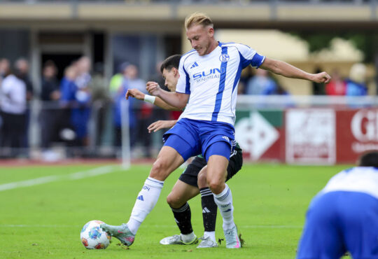 Facundo Pellistri Panathinaikos Athen und Timo Becker FC Schalke 04 kaempfen um den Ball, Friendly match, FC Schalke 04 vs Panathinaikos Athen, Silberstadtarena am 09. July 2025 in Schwaz, Oesterreich. Foto von Marco Steinbrenner/DeFodi Images Facundo Pellistri Panathinaikos Athen und Timo Becker FC Schalke 04 battle for the ball, Friendly match, FC Schalke 04 vs Panathinaikos Athen, Silberstadtarena, July 9, 2025 in Schwaz, Austria. Photo by Marco Steinbrenner/DeFodi Images *** Facundo Pellistri Panathinaikos Athens and Timo Becker FC Schalke 04 battle for the ball, Friendly match, FC Schalke 04 vs Panathinaikos Athens, Silberstadtarena on July 09, 2025 in Schwaz, Austria Photo by Marco Steinbrenner DeFodi Images Facundo Pellistri Panathinaikos Athens and Timo Becker FC Schalke 04 battle for the ball, Friendly match, FC Schalke 04 vs Panathinaikos Athens, Silberstadtarena, July 9, 2025 in Schwaz, Austria Photo by Marco Steinbrenner DeFodi Images