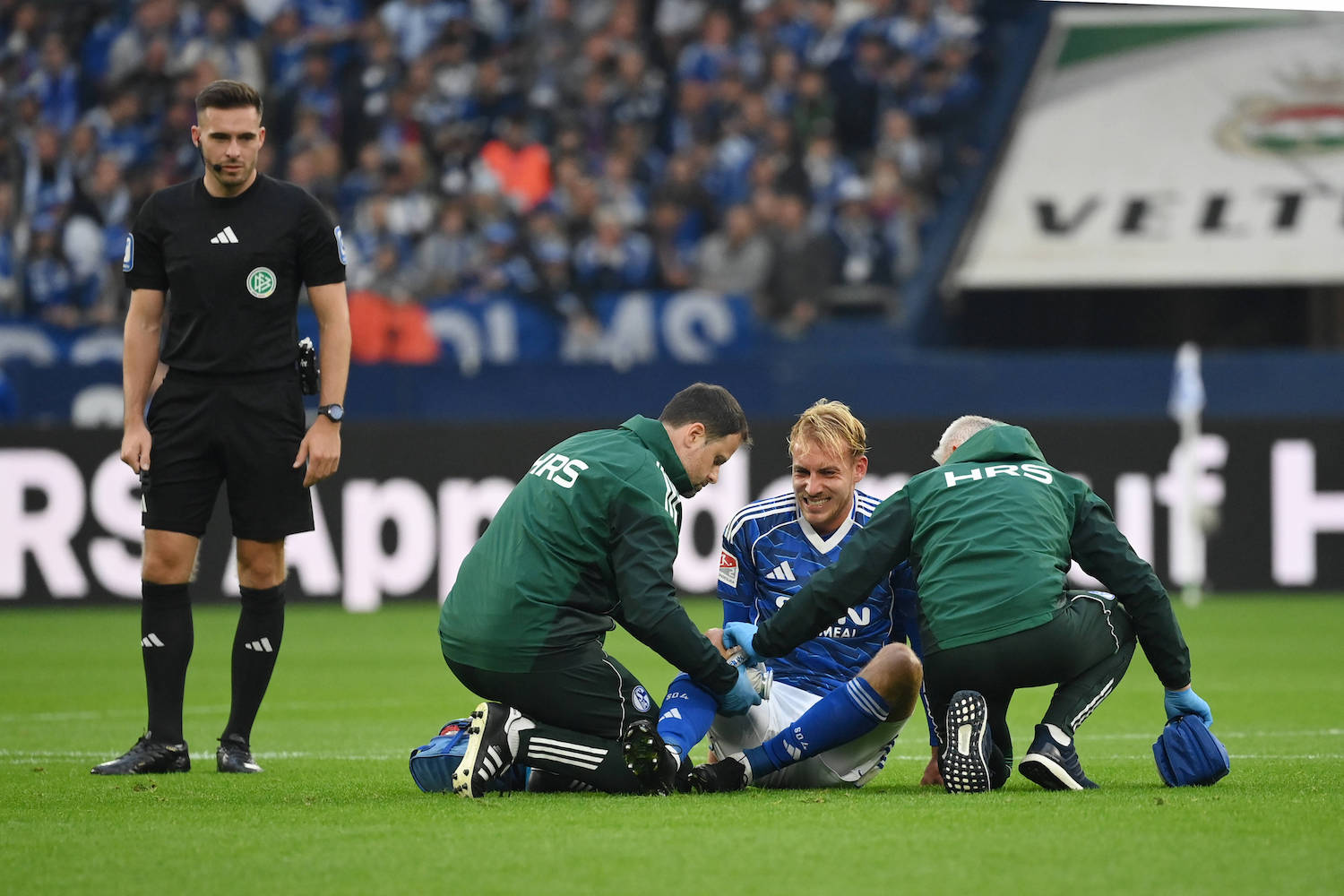 Verletzung Timo Becker FC Schalke 04 26.09.2025, Fussball 2. Bundesliga, Saison 2025/2026, 7. Spieltag, FC Schalke 04 - SpVgg Greuther F¸rth 1:0 DFL regulations prohibit any use of photographs as image sequences and/or quasi-video Gelsenkirchen Veltins Arena Nordrhein Westfalen Deutschland *** Injury Timo Becker FC Schalke 04 26 09 2025, Soccer 2 Bundesliga, Season 2025 2026, 7 Matchday, FC Schalke 04 SpVgg Greuther F¸rth 1 0 DFL regulations prohibit any use of photographs as image sequences and or quasi video Gelsenkirchen Veltins Arena Nordrhein Westfalen Germany Team2
