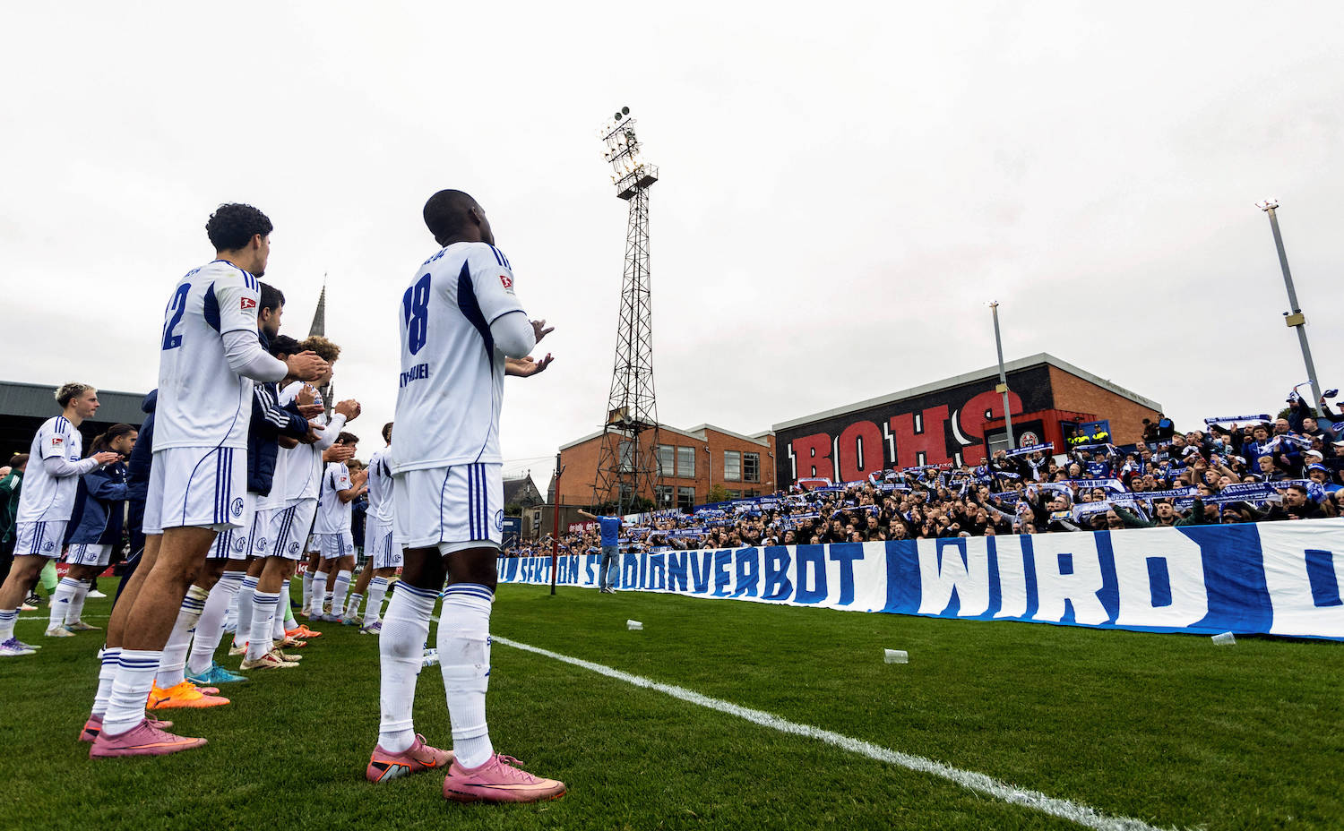 Club Friendly, Dalymount Park, Dublin 11/10/2025 Bohemians vs Schalke 04 The Schalke team applaud fans after the match The Schalke team applaud fans after the match 11/10/2025 PUBLICATIONxNOTxINxUKxIRLxFRAxNZL Copyright: x INPHO/DanxClohessyx DC023734 copy