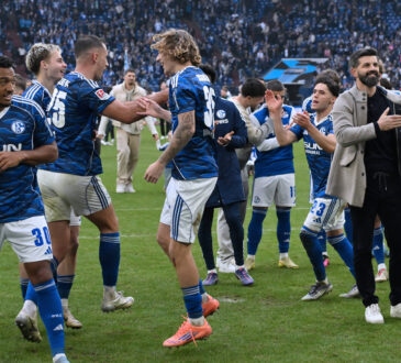 Trainer Miron Muslic FC Schalke 04, re., feiert mit seinen Spielern den Sieg