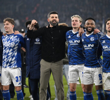 Trainer Miron Muslic FC Schalke 04, mi., feiert mit seinen Spielern, v.re., Soufiane El-Faouzi Schalke 04, Moussa Sylla FC Schalke 04, Finn Porath FC Schalke 04, Max Grüger FC Schalke 04, Henning Matriciani FC Schalke 04 28.11.2025, Fussball 2. Bundesliga, Saison 2025/2026, 14. Spieltag, FC Schalke 04 - SC Paderborn 2:1 DFL regulations prohibit any use of photographs as image sequences and/or quasi-video Gelsenkirchen Veltins Arena Nordrhein Westfalen Deutschland *** Coach Miron Muslic FC Schalke 04 , mi , celebrates with his players, v r , Soufiane El Faouzi Schalke 04 , Moussa Sylla FC Schalke 04 , Finn Porath FC Schalke 04 , Max Grüger FC Schalke 04 , Henning Matriciani FC Schalke 04 28 11 2025, Soccer 2 Bundesliga, Season 2025 2026, Matchday 14, FC Schalke 04 SC Paderborn 2 1 DFL regulations prohibit any use of photographs as image sequences and or quasi video Gelsenkirchen Veltins Arena Nordrhein Westfalen Germany Team2