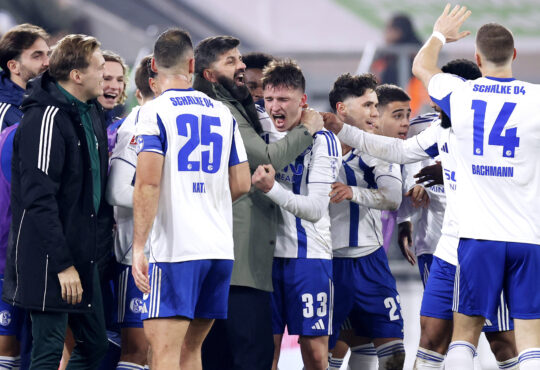 BECKER Vitalie Team FC Schalke 04 jubelt nach seinem Tor zum 0 : 2 mit Trainer MUSLIC Miron