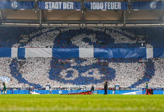 Die Schalke Fans in der Nordkurve mit einer Freundschaft Choreo