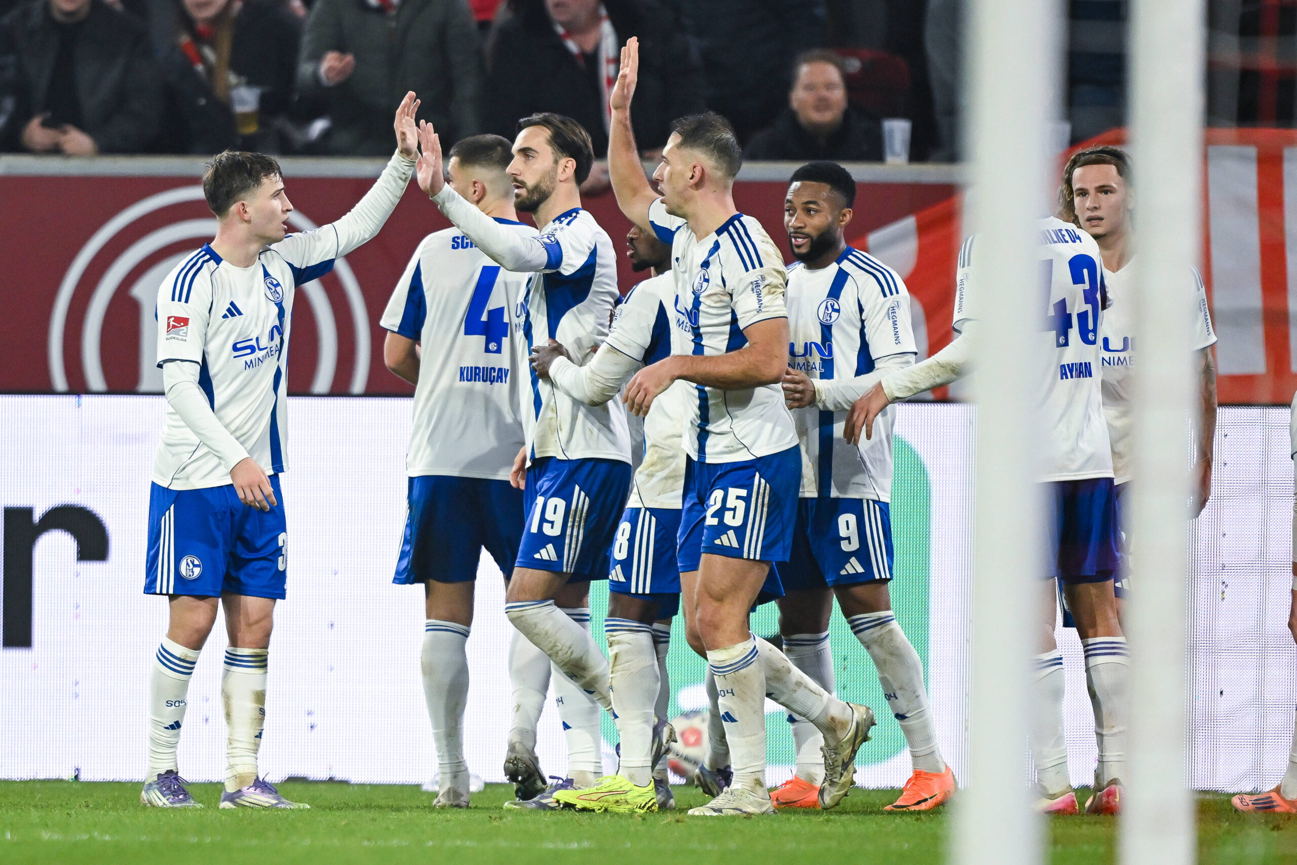 Kenan Karaman freut sich über das Tor zum 0:1 mit Vitalie Becker
