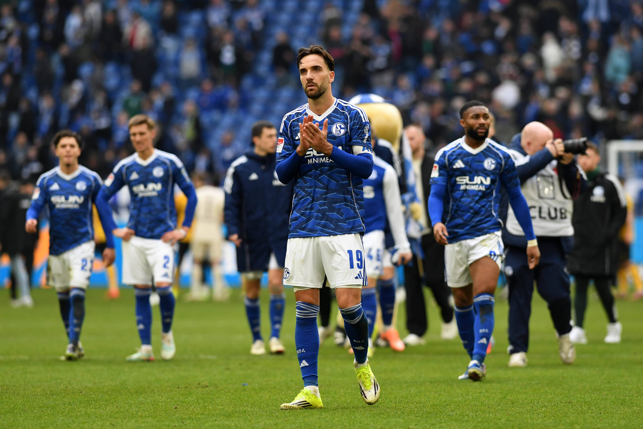 Kenan Karaman FC Schalke 04 schaut waehrend des Spiels der 2. Bundesliga zwischen FC Schalke 04 und SG Dynamo Dresden
