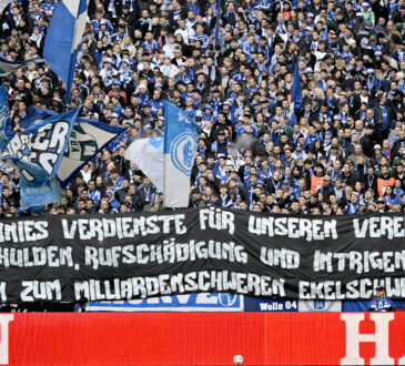 Fans protestieren gegen Clemens Tönnies als Ehrenpräsident