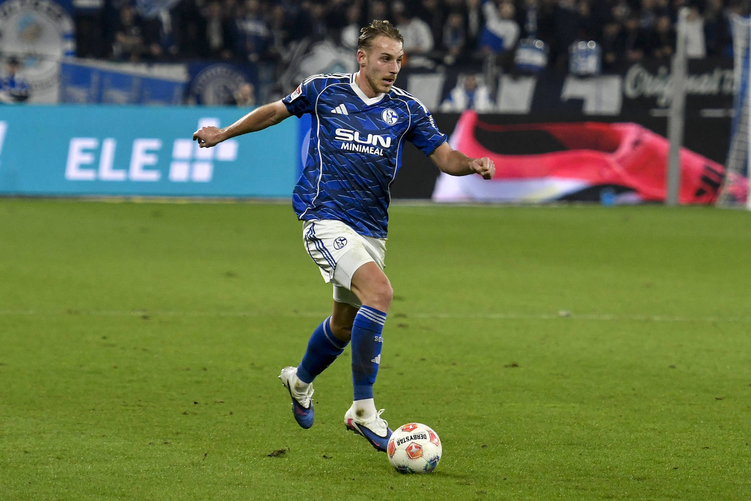 Timo Becker Schalke 5 Aktion . Einzelbild . Freisteller . 21.02.2026 Fussball FC Schalke 04 vs 1. FC Magdeburg , Veltins-Arena, Gelsenkirchen, DFB/DFL REGULATIONS PROHIBIT ANY USE OF PHOTOGRAPHS AS IMAGE SEQUENCES AND/OR QUASI-VIDEO *** Timo Becker Schalke 5 Action Single Image Crop 21 02 2026 Soccer FC Schalke 04 vs 1 FC Magdeburg , Veltins Arena, Gelsenkirchen, DFB DFL REGULATIONS PROHIBIT ANY USE OF PHOTOGRAPHS AS IMAGE SEQUENCES AND OR QUASI VIDEO Copyright: xpepphotox/xSaschaxWeizx pep00321, pep_20260221_hm_289210