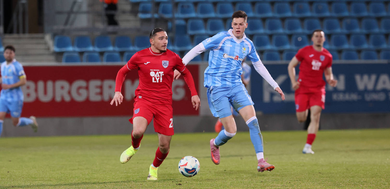 Chemnitz, 27.02.2026, Stadion an der Gellertstrafle, Fuflball, Regionalliga Nordost , 24.Spieltag, Chemnitzer FC vs. SV Babelsberg 03, Im Bild von links Ardahan Yilmaz 26, Babelsberg, Niclas Walther 4, Chemnitz. , Nur zur redaktionellen Nutzung. Only editorial use. , NOFV regulations prohibit any use of photographs as image sequences and/or quasi-video. , *** Chemnitz, 27 02 2026, Stadion an der Gellertstrafle, Fuflball, Regionalliga Nordost , 24 Spieltag, Chemnitzer FC vs SV Babelsberg 03, Im Bild von links Ardahan Yilmaz 26, Babelsberg , Niclas Walther 4, Chemnitz , Nur zur redaktionellen Nutzung Only editorial use , NOFV regulations prohibit any use of photographs as image sequences and or quasi video , Picture Point