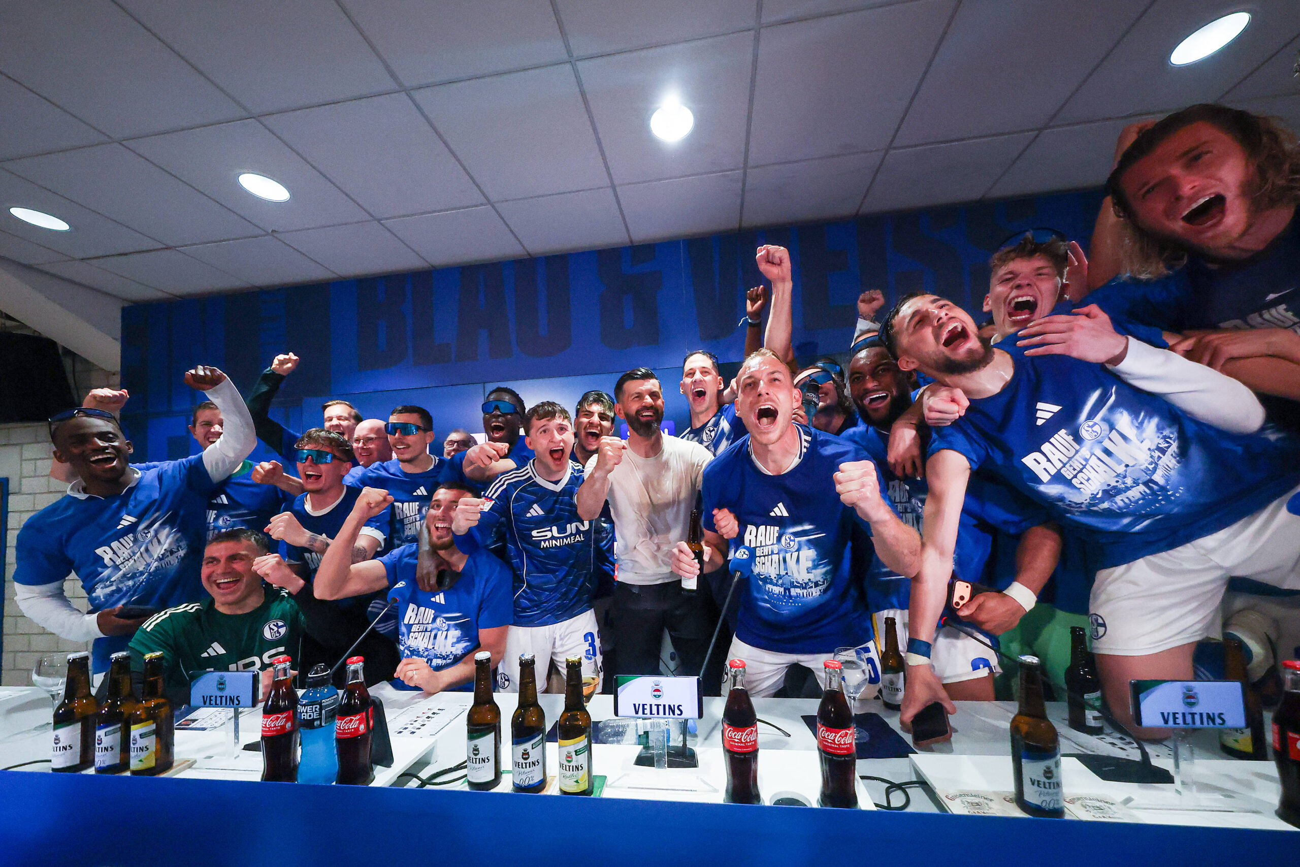 Mannschaftsfoto nach der Bierdusche bei der Pressekonferenz - Jubel um Trainer Miron Muslic Schalke