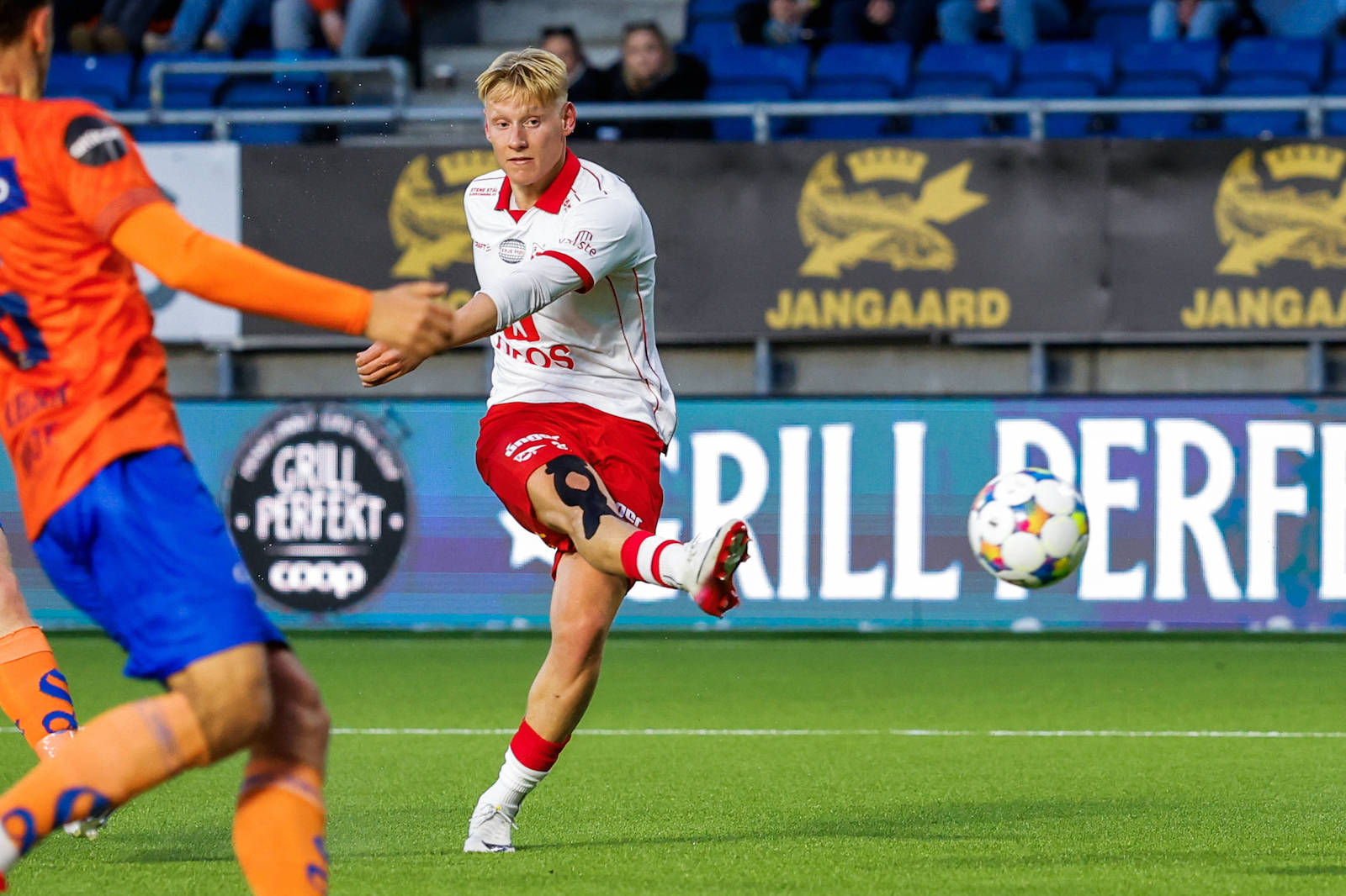 Eliteserien in football 2026: Aalesund - Fredrikstad Alesund 20260407. Fredrikstad s Rocco Shein scores the 2-2 goal during the elite series football match between Aalesund and Fredrikstad at Color Line Stadium. Photo: Svein Ove Ekornesvag / NTB Alesund Norway EDITORIAL USE ONLY. RESTRICTED USE FOR BETTING COMPANIES Ref:_SPOaWRD37IjW30.jpg *** Eliteserien in football 2026 Aalesund Fredrikstad Alesund 20260407 Fredrikstad s Rocco Shein scores the 2 2 goal during the elite series football match between Aalesund and Fredrikstad at Color Line Stadium Photo Svein Ove Ekornesvag NTB Alesund Norway EDITORIAL USE ONLY RESTRICTED USE FOR BETTING COMPANIES PUBLICATIONxNOTxINxNORxSWExDENxFINxFRA Copyright: xSveinxOvexEkornesvagx/xNTBx